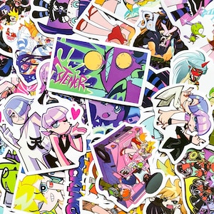 Puede incluir: Una colecci&oacute;n de pegatinas de estilo anime coloridas. Las pegatinas presentan varios personajes y dise&ntilde;os en colores vibrantes, incluyendo rosa, morado, verde y azul. Algunas pegatinas tienen texto, y el tema general es una mezcla de dibujos animados y arte gr&aacute;fico.