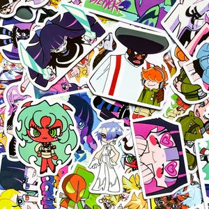 Puede incluir: Una colecci&oacute;n de pegatinas coloridas de estilo anime con varios personajes. Las pegatinas muestran una variedad de dise&ntilde;os, incluyendo personajes con pelo verde, espadas y atuendos &uacute;nicos. La est&eacute;tica general es vibrante y detallada, con un enfoque en colores llamativos y poses din&aacute;micas.