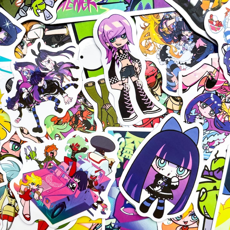 Puede incluir: Una colecci&oacute;n de pegatinas de estilo anime coloridas con varios personajes en poses din&aacute;micas. Las pegatinas muestran una gama de colores vibrantes, incluyendo rosa, morado y verde, con ilustraciones detalladas y contornos audaces. Las pegatinas son de varios tama&ntilde;os y formas.