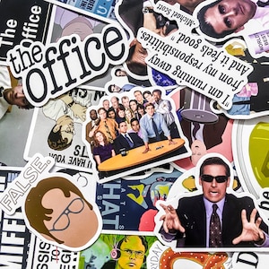 Könnte beinhalten: Eine Sammlung von Aufklebern mit Charakteren und Zitaten aus der Fernsehserie "The Office". Die Aufkleber zeigen Bilder von Charakteren, das Logo der Show und Sätze wie "I am running away from my responsibilities."