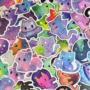 K&ouml;nnte beinhalten: Eine Sammlung farbenfroher Aufkleber mit Cartoon-Katzen, Sternen und Weltraum-Designs. Die Aufkleber haben eine Vielzahl von Farben, darunter Lila, Blau, Rosa und Gr&uuml;n. Einige Katzen halten Sterne, andere sind in UFOs. Ideal zum Dekorieren von Laptops, Notizb&uuml;chern oder anderen Gegenst&auml;nden.