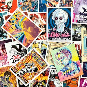 Peut inclure: Une collection d'autocollants et d'affiches sur le th&egrave;me de la musique. On y trouve des images de Janis Joplin, Blink 182 et Queen. Les motifs comprennent des affiches de concerts et des illustrations aux couleurs vives et &agrave; la typographie audacieuse. Les autocollants sont dispos&eacute;s en couches.