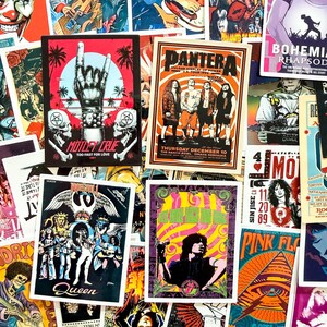 Peut inclure: Une collection d'affiches de groupes de rock color&eacute;es, dont Motley Crue, Pantera, Queen et The Rolling Stones. Les affiches pr&eacute;sentent divers motifs, notamment des membres du groupe, des pochettes d'album et des dates de tourn&eacute;e.