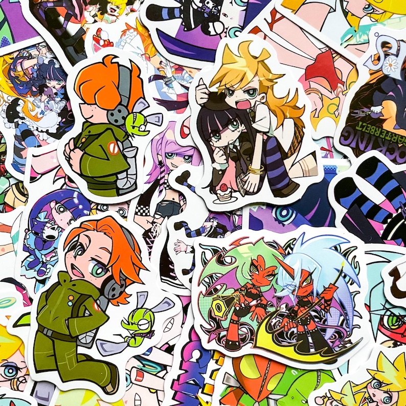 Puede incluir: Una colecci&oacute;n de pegatinas coloridas de estilo anime con varios personajes. Las pegatinas muestran una variedad de dise&ntilde;os, incluyendo figuras con uniformes de estilo militar y otros personajes con peinados y expresiones &uacute;nicas. Las pegatinas son vibrantes y detalladas.