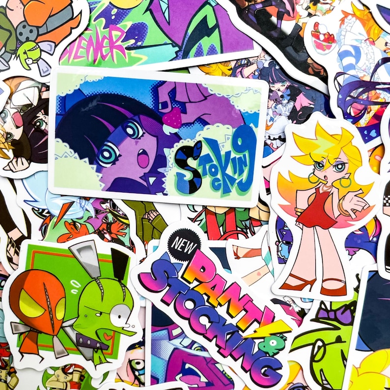 Puede incluir: Una colecci&oacute;n de pegatinas coloridas de estilo anime. Las pegatinas presentan varios personajes y textos, incluyendo "Panty & Stocking" y "Stocking". La paleta de colores incluye tonos de morado, azul, verde y rojo. Las pegatinas son de varias formas y tama&ntilde;os.