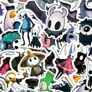 Könnte beinhalten: Eine Sammlung farbenfroher Aufkleber mit verschiedenen Charakteren mit großen Augen und insektenartigen Merkmalen. Die Aufkleber zeigen eine Vielzahl von Designs, darunter Figuren mit Umhängen, Hüten und Stäben. Die Farbpalette umfasst Blau-, Rot- und Schwarztöne.