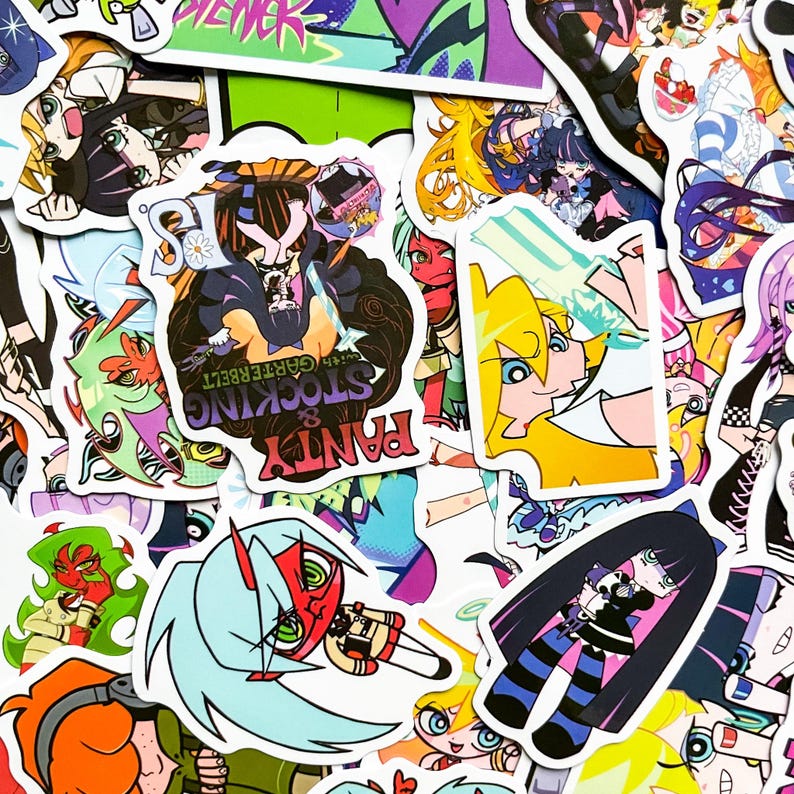 Puede incluir: Una colecci&oacute;n de pegatinas coloridas de estilo anime con varios personajes. Las pegatinas muestran una variedad de dise&ntilde;os, incluyendo personajes con pelo largo, atuendos &uacute;nicos y paletas de colores llamativas. Algunas pegatinas tienen texto, incluyendo "Panty & Stocking with Garterbelt."