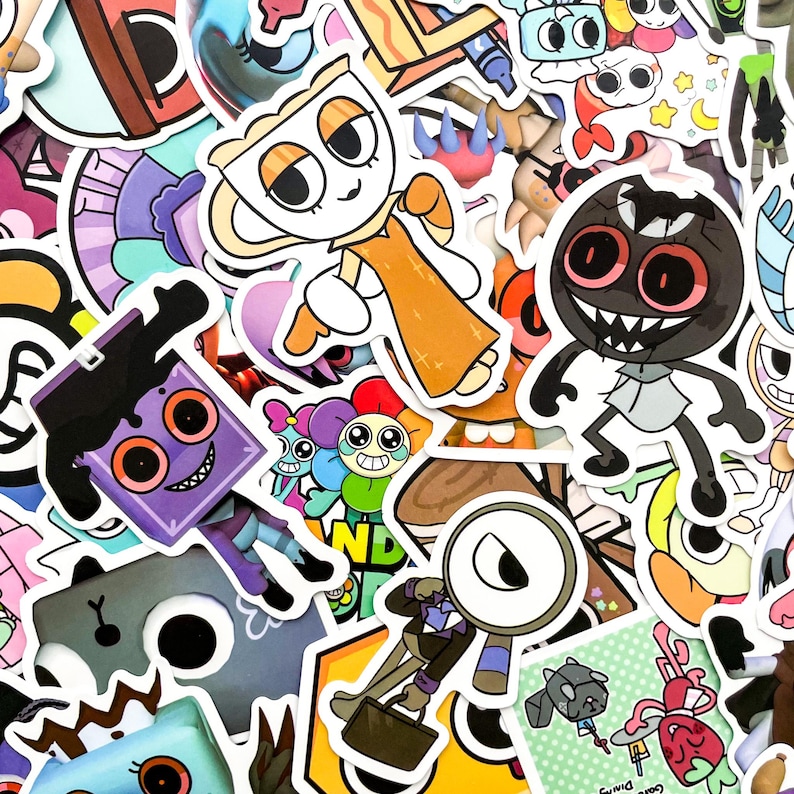 K&ouml;nnte beinhalten: Eine Sammlung bunter Cartoon-Aufkleber mit verschiedenen Charakteren und Designs. Die Aufkleber zeigen eine Vielzahl von Formen, Gr&ouml;&szlig;en und leuchtenden Farben, darunter Orange, Lila und Blau. Die Designs umfassen l&auml;chelnde Gesichter und andere skurrile Illustrationen.
