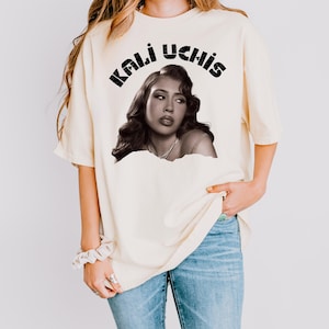 Kali Uchis Portrait Tee – Comfort Colors Concert Shirt, Minimal Music Graphic, Oversized Fit, Fanwear for Pop & Soul Lovers