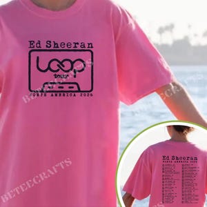 Może przedstawiać: Różowa koszulka z napisem "Ed Sheeran" nad czarną grafiką kasety z napisem "Loop" w środku. Poniżej napis "North America 2026". Z tyłu koszulki znajdują się również daty trasy koncertowej.