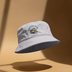 Bob SardineRun, chapeau de pêcheur côtier brodé, coton beige avoine, cadeau nautique unisexe, tendance plage et festival 2025