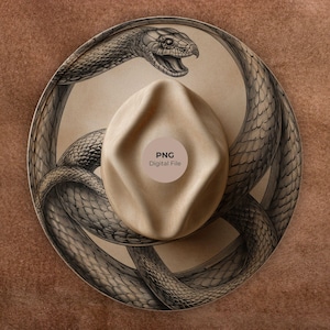 Op de afbeelding: Een beige hoed met een gedetailleerde illustratie van een slang die zich om de rand wikkelt. De slang is weergegeven in grijstinten en zwarttinten, met een gedetailleerd schubbenpatroon. De hoed heeft een ronde kroon en een brede rand. De tekst "PNG Digital File" staat op de hoed.