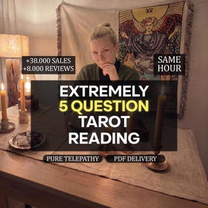 以下が含まれることがあります： タロット占いサービスの広告で、+38.000 SALES, +8.000 REVIEWS, SAME HOUR, EXTREMELY 5 QUESTION TAROT READING, PURE TELEPATHY, PDF DELIVERYというテキストが表示されています。テーブルの上には2本の火のついたキャンドルがあり、背景にはタロットのタペストリーが飾られています。