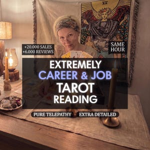 Könnte beinhalten: Werbebild für Tarot-Lesungen mit dem Text "EXTREMELY CAREER & JOB TAROT READING". Das Bild zeigt eine Person mit Tarotkarten und enthält den Text "+20.000 SALES +6.000 REVIEWS" und "SAME HOUR."