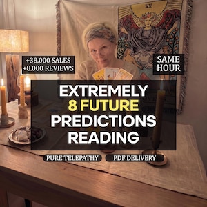Peut inclure: Un service de lecture de cartes de tarot avec le texte +38.000 SALES +8.000 REVIEWS, SAME HOUR, EXTREMELY 8 FUTURE PREDICTIONS READING, PURE TELEPATHY et PDF DELIVERY. La scène comprend des bougies allumées, des cartes et une tapisserie.