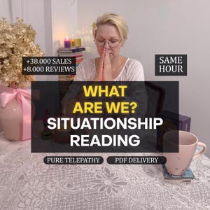Puede incluir: Un anuncio de servicio con el texto +38.000 SALES +8.000 REVIEWS, SAME HOUR, WHAT ARE WE? SITUATIONSHIP READING, PURE TELEPATHY y PDF DELIVERY. La imagen muestra a una persona con las manos juntas en un gesto similar a la oración.