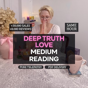 Könnte beinhalten: Eine Werbeanzeige für eine Medium-Lesung mit dem Text DEEP TRUTH LOVE MEDIUM READING, +38.000 SALES, +8.000 REVIEWS, SAME HOUR, PURE TELEPATHY und PDF DELIVERY. Das Bild zeigt eine rosa Vase mit Blumen, eine Tasse und einige Bücher.