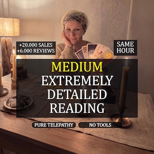 Könnte beinhalten: Eine Frau mit Brille und gemustertem Haarband hält Tarotkarten. Das Bild zeigt den Text "MEDIUM EXTREM DETAILLIERTE LESUNG" und "REINE TELEPATHIE OHNE WERKZEUGE". Angezündete Kerzen und eine Lampe sind sichtbar und erzeugen eine mystische Atmosphäre.