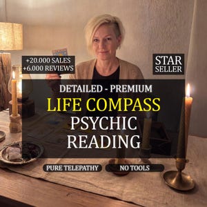 以下が含まれることがあります： 女性がタロットカードを持っている画像。テキストオーバーレイには「LIFE COMPASS PSYCHIC READING」と表示されています。追加テキストには「+20.000 SALES +6.000 REVIEWS」と「STAR SELLER」が含まれています。点灯したキャンドルとテーブルセッティングも表示されています。