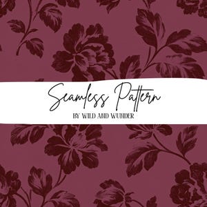 Könnte beinhalten: Ein nahtloses Muster mit dunkelmaronenfarbenen Blumenillustrationen auf tiefviolettem Hintergrund. Ein weißes horizontales Banner in der Mitte zeigt den schwarzen Text Seamless Pattern BY WILD AND WUNDER in einer Schreib- und Serifenschrift.