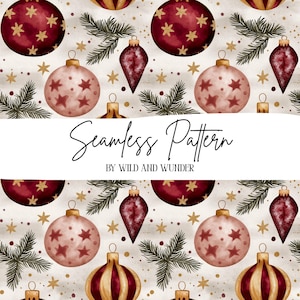Pode incluir: Um padrão contínuo com enfeites de Natal em vermelho escuro e rosa claro, estrelas douradas e ramos de pinheiro verdes sobre um fundo creme. O texto Seamless Pattern BY WILD AND WUNDER está centralizado no meio da imagem.