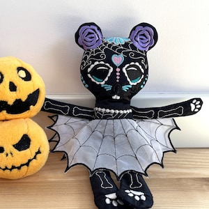 Açúcar crânio calavera bonito mouse boneca brinquedo no aro ith máquina bordado desenhos halloween brinquedo macio crianças boneca saia teia de aranha