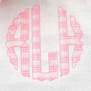 Diseño de bordado de máquina de fuente Scalloped Plaid gingham a cuadros Tartan Circle Monogram, clásico tres letras en círculos monograma redondo y BX