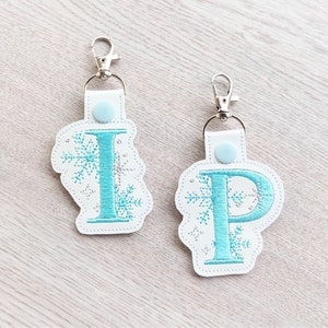 Copo de nieve llavero snap tab idea de regalo de Navidad llavero personalizado etiqueta de regalo Monograma A-Z ITH en los diseños de bordado de máquina 4x4 del aro