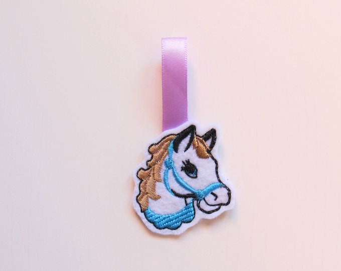 Horse head key fob, feltie, mini machine embroidery design, felt outline mini embroidery, key fob keychain in the hoop embroidery project