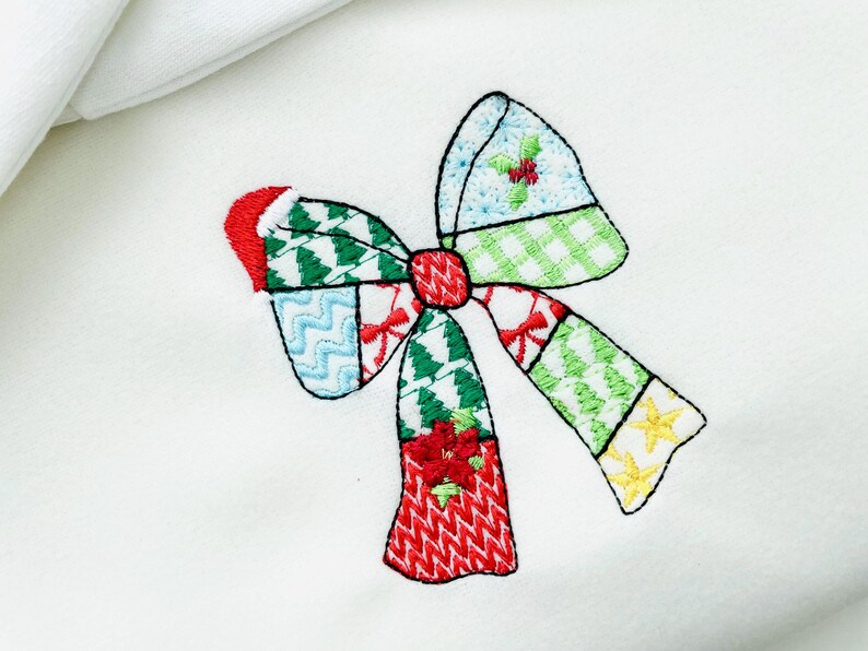 K&ouml;nnte beinhalten: Gestickte Weihnachtsschleife mit Patchwork-Design. Die Schleife hat rote, gr&uuml;ne, blaue und gelbe Abschnitte mit festlichen Mustern wie Weihnachtsb&auml;umen, Stechpalmen und Sternen. Die Schleife ist vor einem wei&szlig;en Hintergrund platziert.