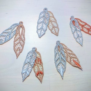 Può includere: Sei paia di delicate piume di pizzo sovrapposte in tonalità argento, pesca e corallo. Le piume sono perfette per aggiungere un tocco di eleganza a mestieri e progetti.