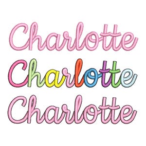 以下が含まれることがあります： 筆記体で刺繍された「Charlotte」という名前の3つのバージョン。上と下の名前はピンク色で、真ん中の名前はマルチカラーで、各文字が異なる色（ピンク、緑、黄色、オレンジ、青、紫）になっています。
