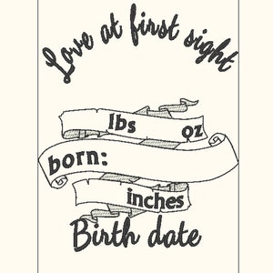 Op de afbeelding: Zwart-witte printbare baby-aankondiging met de tekst "Love at first sight" en een banner met de woorden "born", "lbs", "oz" en "inches". Er is ook ruimte voor de geboortedatum.