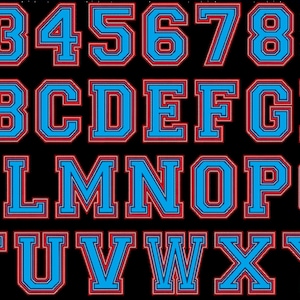 Peut inclure: Un ensemble d'alphabet et de chiffres bleu et rouge avec une police de caractères audacieuse et en bloc. Les lettres et les chiffres sont soulignés en rouge et remplis de bleu.