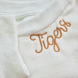 Diseños de bordado a máquina Tiny Chain FONT en tamaños pequeños de 1 a 2,2 pulgadas, fuente de escote para niños, bebés, letras del alfabeto escritas a mano BX