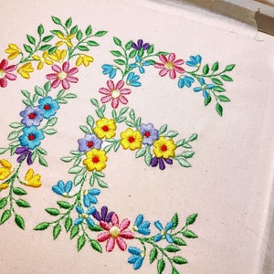 Country Floral letter E garden flag monogram flowers flower flowered Font machine embroidery designs monogram E only 3,5, 4, 5, 6, 7, 8 in