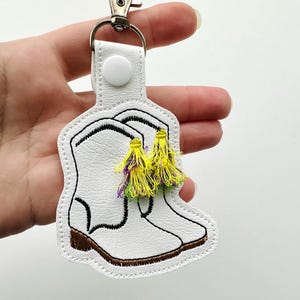 Karneval Stiefel festliche Fransen Quasten Öse und Key Fob Snap Tab Schlüsselanhänger im Rahmen Stickmaschine Designs Mädchen Taschenanhänger Geschenkidee