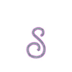 Puede incluir: Una letra "S" bordada en magenta y verde musgo, con un dise&ntilde;o detallado y texturizado. El dise&ntilde;o se compone de peque&ntilde;as formas repetidas, creando una apariencia decorativa y estilizada. La imagen incluye una escala de 1:1.