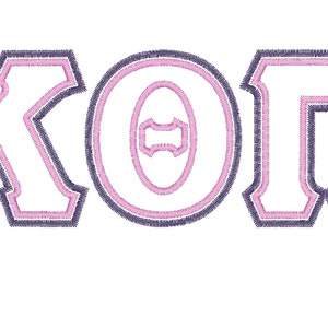 Könnte beinhalten: Gestickte Buchstaben K, O und Π im College-Stil. Die Buchstaben sind weiß mit rosa Umrandung und dunkelviolettem Rand. Der Buchstabe O enthält ein rosa Symbol. Das Design befindet sich auf weißem Hintergrund.
