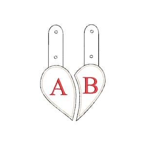 Peut inclure: Deux porte-clés en forme de cœur blanc avec des contours dorés, suspendus à une boucle. Les cœurs sont divisés en deux, le côté gauche comportant la lettre "A" et le côté droit la lettre "B", toutes deux en rouge.