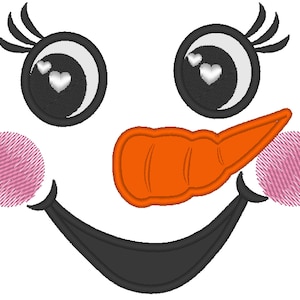Peut inclure: Un visage de bonhomme de neige de dessin animé avec de grands yeux noirs, des cils, un rougeur rose et un nez de carotte orange. Le bonhomme de neige sourit avec une grande bouche noire.