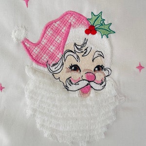 Jultomten med fransar, fluffigt skägg och gingham-mönster, chenille-maskinbroderimönster, fransar, ITH i bågen, god jul