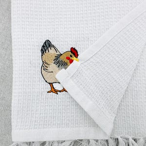 Op de afbeelding: Een set van drie keramische mokken met een gespikkelde, matte afwerking. De mokken zijn in de tinten crème, lichtgrijs en donkergrijs. Elke mok heeft een eenvoudig, minimalistisch ontwerp en een afgeronde handgreep. De mokken zijn op elkaar gestapeld.