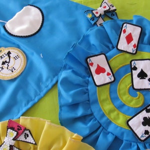 Tea party onderzetters in-the-hoepel ITH en speelkaarten decoratie bannerset Alice in wonderland tea party thema diverse formaten voor hoepel 4 x 4, 5 x 7