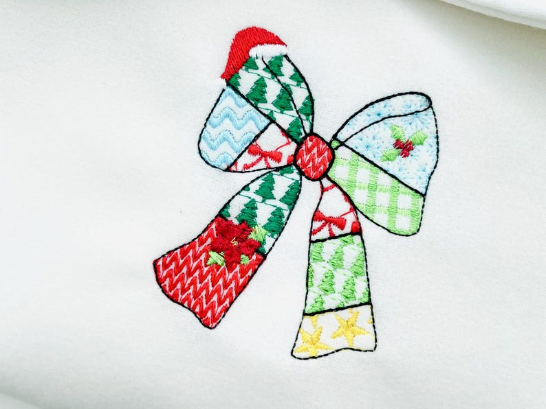 K&ouml;nnte beinhalten: Gestickte Weihnachtsschleife mit Patchwork-Design. Die Schleife hat rote, gr&uuml;ne, blaue und wei&szlig;e Abschnitte mit festlichen Mustern wie Weihnachtsb&auml;umen, Stechpalmen und Sternen. Die Schleife ist vor einem wei&szlig;en Hintergrund platziert.