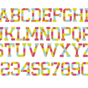 Peut inclure: Un alphabet et des chiffres color&eacute;s, faits de formes rectangulaires ray&eacute;es et color&eacute;es. Les lettres et les chiffres sont soulign&eacute;s de blanc.