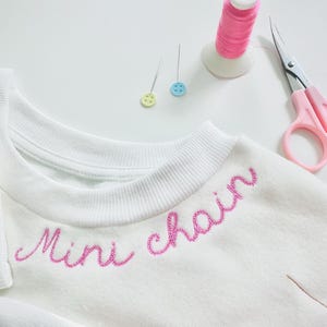 Diseños de bordado a máquina Tiny Chain FONT en tamaños mini de 0,6 a 2 pulgadas, fuente de escote para niños y bebés, letras del alfabeto escritas a mano BX