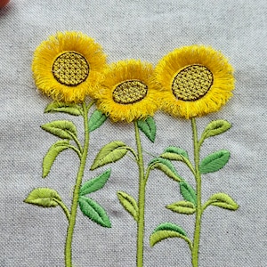 Trois tournesols à franges fleurs tiges frange duveteuse tournesol fichier de broderie de plusieurs tailles motifs de broderie machine à télécharger Tournesol floue