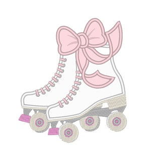 Könnte beinhalten: Weiße Rollschuhe mit rosa Rollen und einer großen rosa Schleife auf der Oberseite des Schuhs.