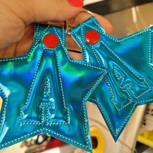 Espuma hinchada especial Forma de estrella Llavero pestaña a presión Monograma A-Z diseños de bordado de máquina en el aro ITH proyecto niños llavero etiqueta llavero